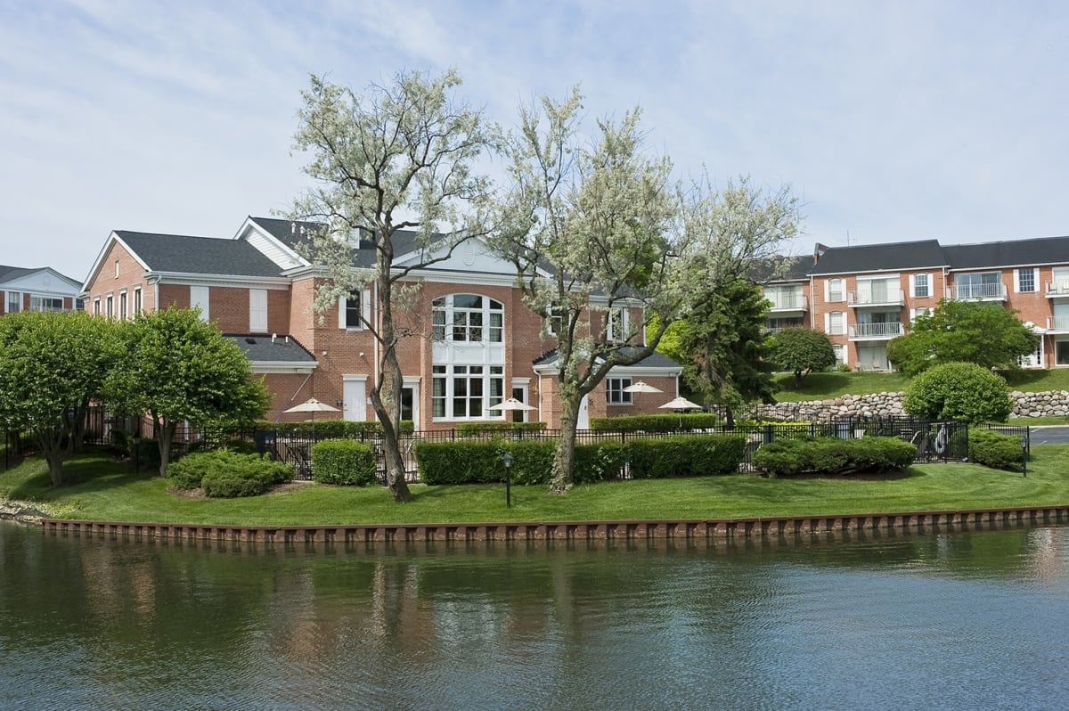 Apartments for rent 60173 Versailles on the Lakes Schaumburg